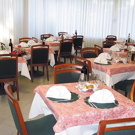 Hotel Aquila D'Oro Misano Adriatico Esterno foto