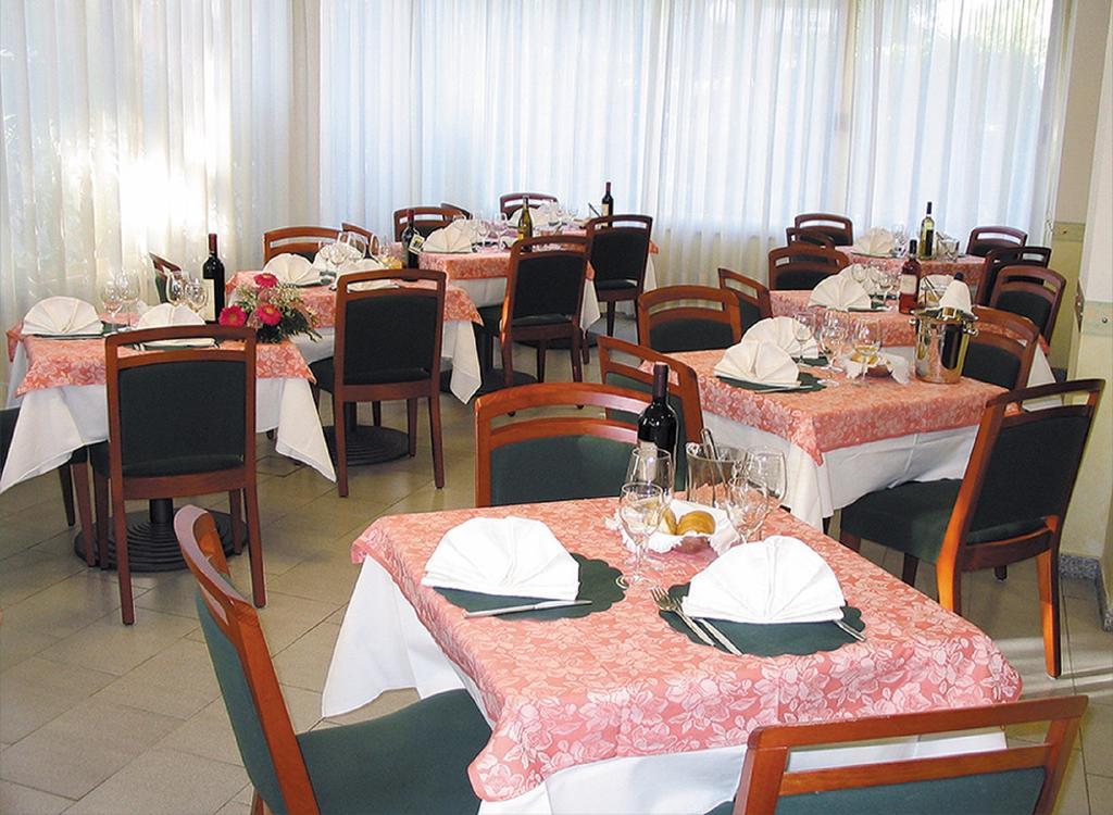 Hotel Aquila D'Oro Misano Adriatico Esterno foto