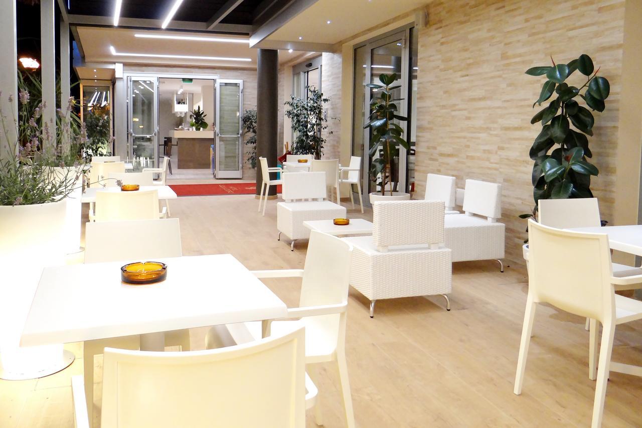 Hotel Aquila D'Oro Misano Adriatico Esterno foto