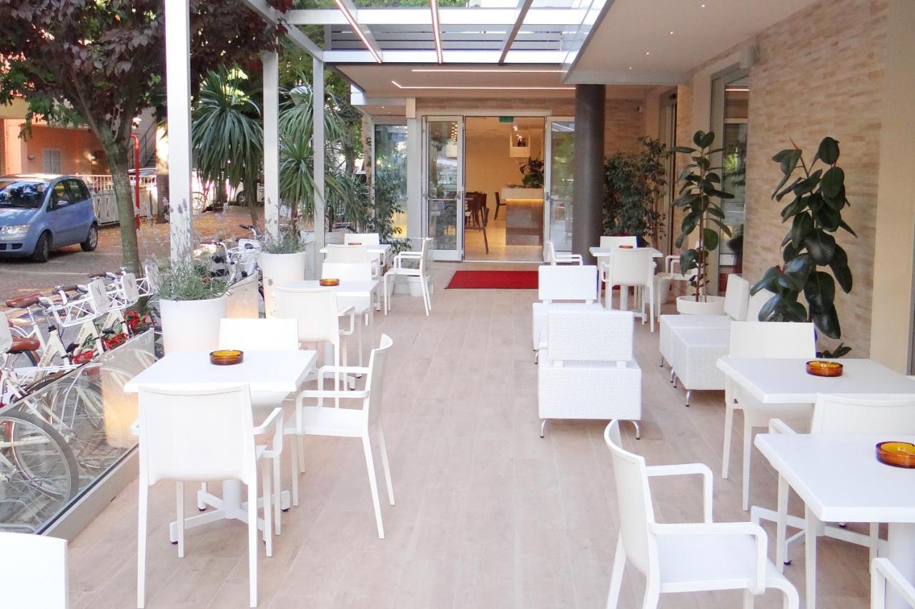 Hotel Aquila D'Oro Misano Adriatico Esterno foto